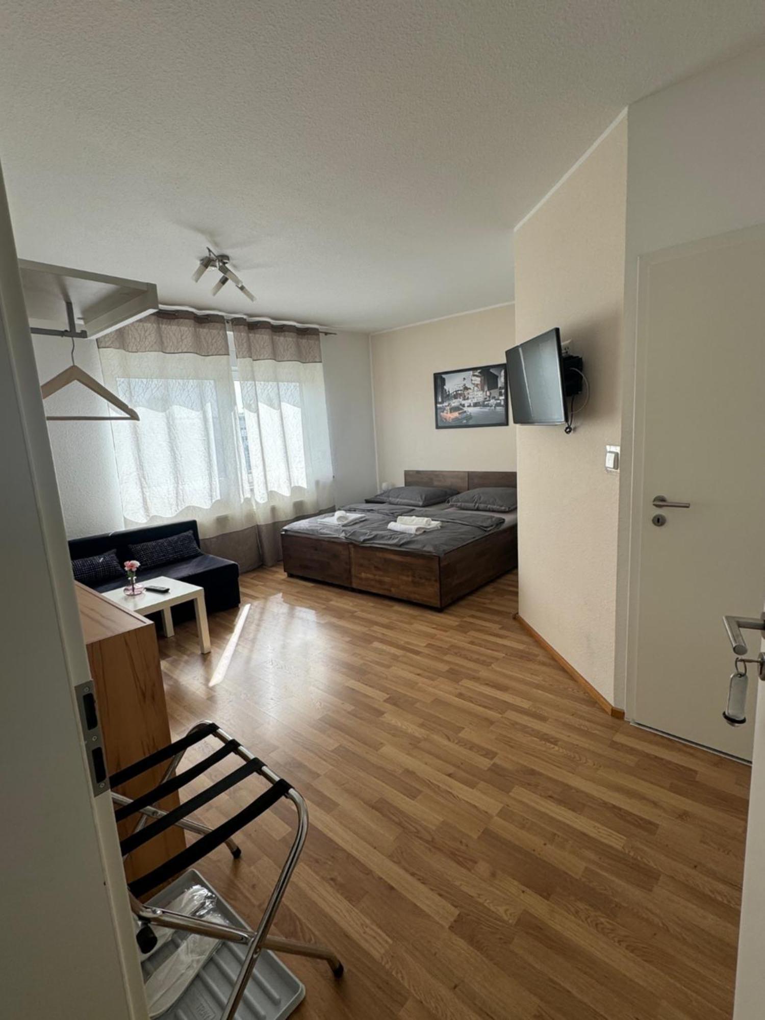 Skypension Schönefeld Buitenkant foto